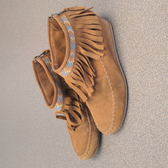 MINNETONKA Suede Fringed Wedge Ankle Boots size 36 - Picture 2 of 5